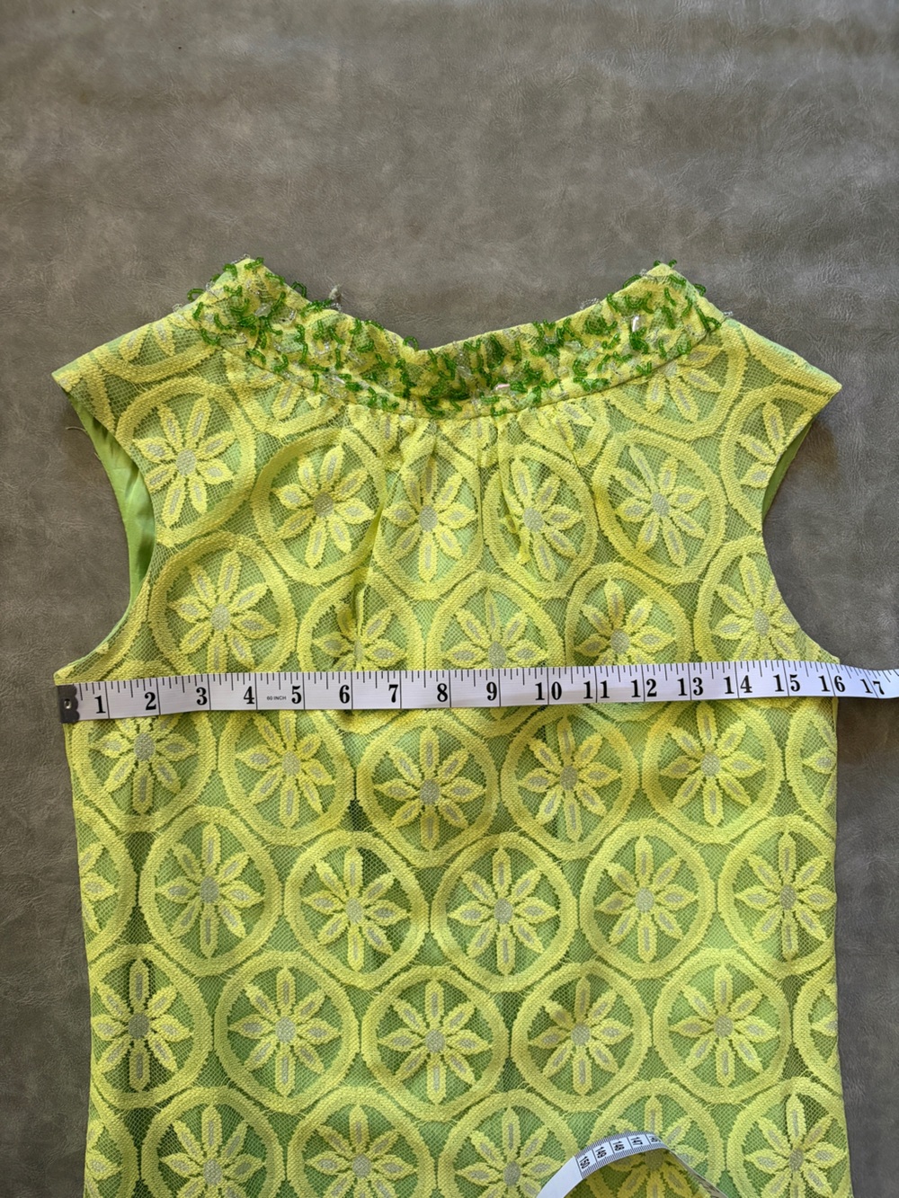 Vintage 1960’s lace lime green shift dress with beaded collar and back bow - Picture 10 of 15
